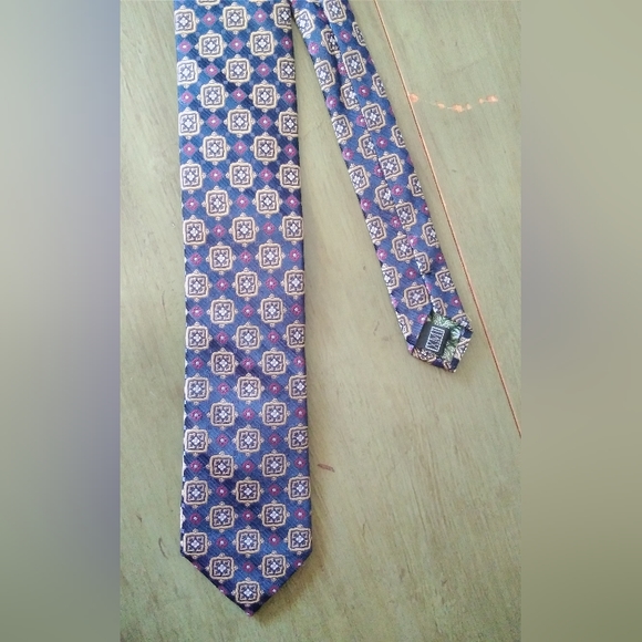 Rolfe Accessories 100% Silk Tie w/Floral Old World Pattern - Picture 2 of 5